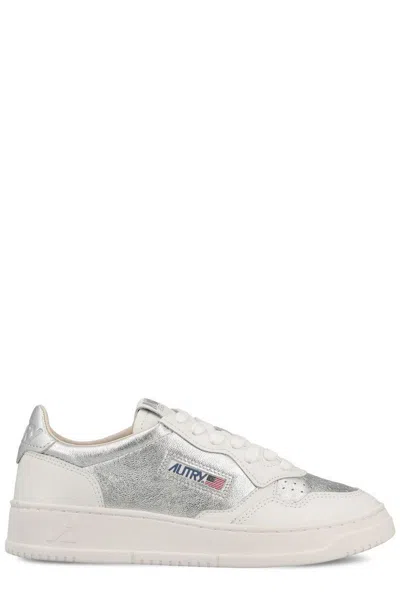 Autry Medalist Low Sneakers In White/silver