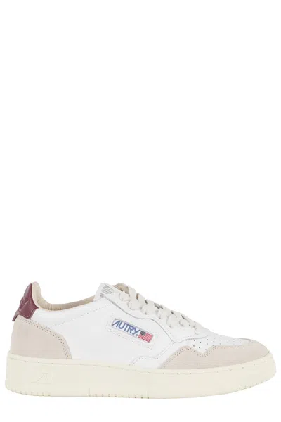AUTRY MEDALIST LOW SNEAKERS WITH SUEDE INSERTS AND SIGNATURE LOGO