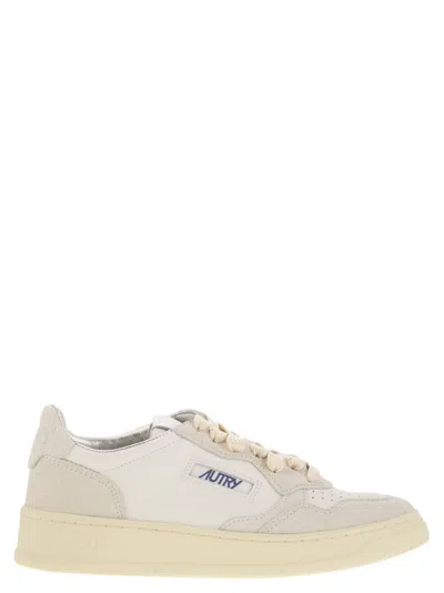 Autry Medalist Low Sneakers With Two Tone Glitter In Neutral