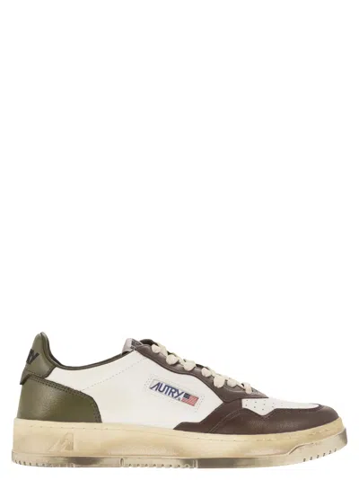 AUTRY AUTRY MEDALIST LOW SUPER VINTAGE SNEAKERS IN WHITE/MILITARY/BROWN LEATHER