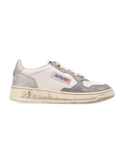 Autry Medalist Low Super Vintage Womans Sneakers In White, Old Silver, And Platinum In Neutral