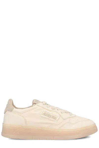 Autry Medalist Low-top Sneakers In Neutrals