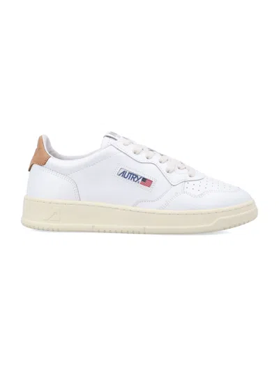 Autry Medalist Low-top Sneakers In White Sand
