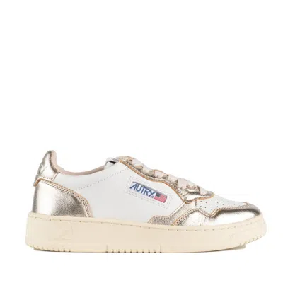 AUTRY AUTRY MEDALIST LOW TWO-TONE WHITE LEATHER AND PLATINUM METALLIC SNEAKERS