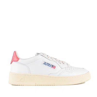 Autry Medalist Low White Leather And Tearose Sneakers In White, Pink
