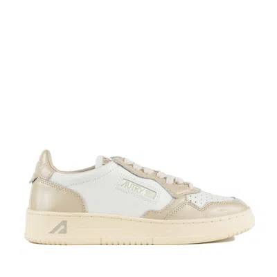 AUTRY AUTRY MEDALIST LOW WHITE LEATHER AND TIDAL FOAM SNEAKERS