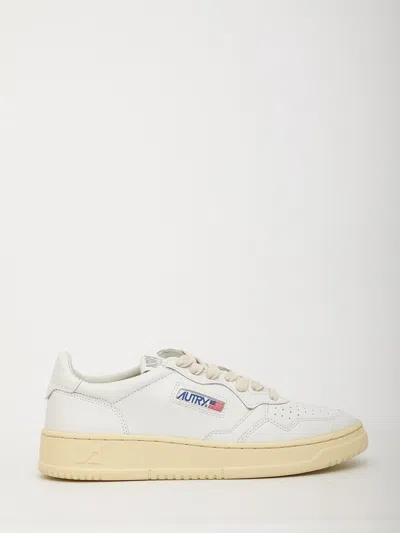 Autry Medalist Low Leather Sneakers Perforated Toe In White