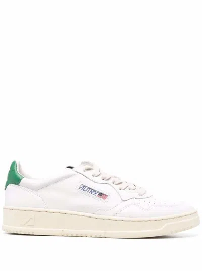 AUTRY MEDALIST LOW WHITE SNEAKERS WITH CONTRASTING HEEL TAB IN LEATHER MAN