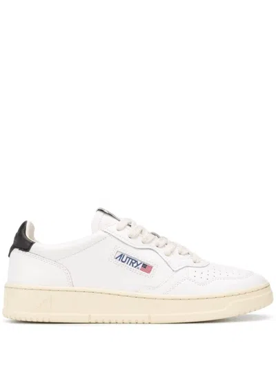 AUTRY MEDALIST LOW WHITE SNEAKERS WITH CONTRASTING HEEL TAB IN LEATHER MAN