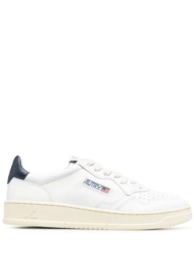 AUTRY MEDALIST LOW' WHITE SNEAKERS WITH NAVY BLUE HEEL TAB IN LEATHER