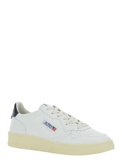 AUTRY 'MEDALIST LOW' WHITE SNEAKERS WITH NAVY BLUE HEEL TAB IN LEATHER MAN