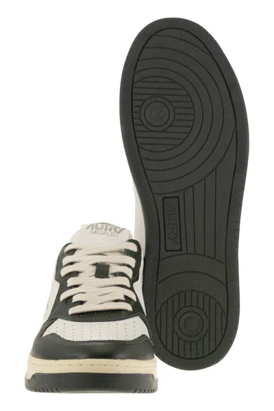 Autry Medalist Low-top Sneakers In Black