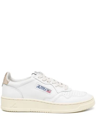 Autry Medalist Low Wom  Leat/leat Wht/gold Shoes In Ll06 Wht/gold