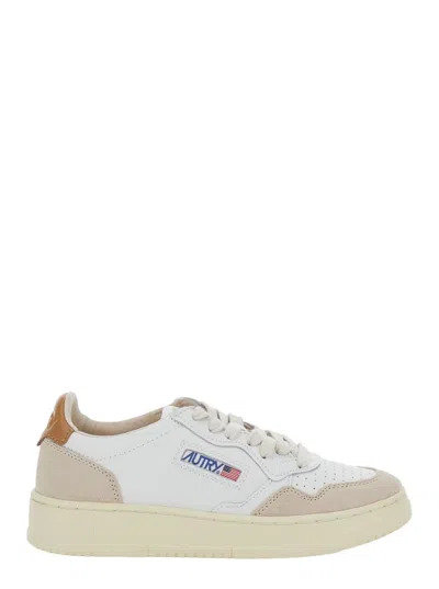 AUTRY 'MEDALIST LOW' WHITE SNEAKERS WITH NAVY BLUE HEEL TAB IN LEATHER WOMAN