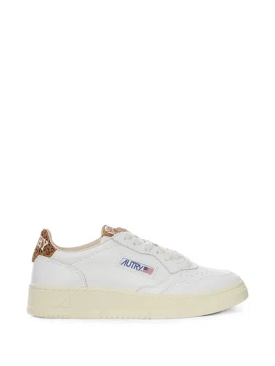 Autry Medalist Low Woman Sneakers In White