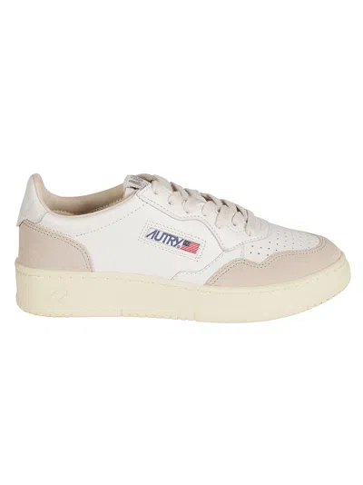 Autry Medalist Low Woman Sneakers In White