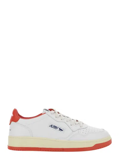 AUTRY MEDALIST LOW X MAISON KITSUNÉ WHITE AND RED SNEAKER WITH SIDE LOGO AND LOGO LETTERING ON THE BACK IN