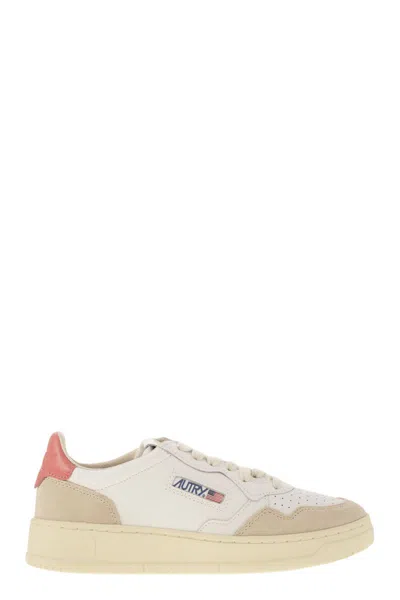 AUTRY AUTRY  MEDALIST SNEAKERS IN WHITE/CORAL LEATHER AND SUEDE