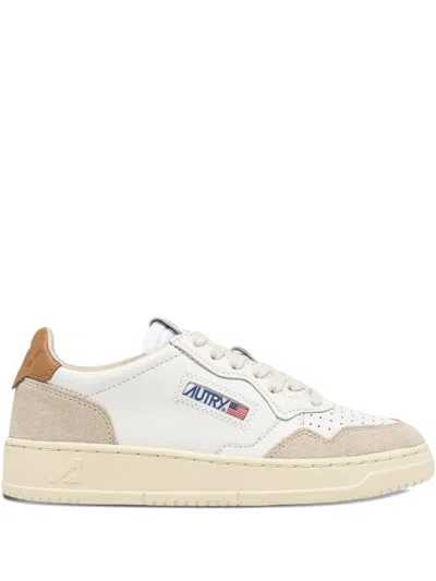 Autry Medalist Low Model Sneakers Featuring Suede Inserts And Logo Accents In White