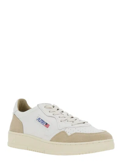 AUTRY 'MEDALIST LOW' WHITE LOW TOP SNEAKERS WITH SIDE LOGO DETAIL IN LEATHER AND SUEDE MAN