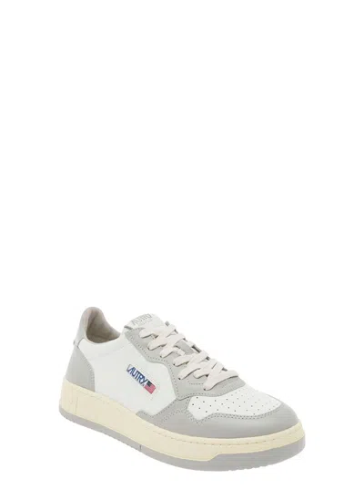 AUTRY 'MEDALIST' WHITE AND GREY LOW TOP SNEAKERS WITH LOGO DETAIL IN LEATHER MAN