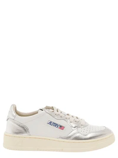 AUTRY 'MEDALIST' WHITE AND SILVER LOW TOP SNEAKERS WITH LOGO PATCH IN LEATHER WOMAN