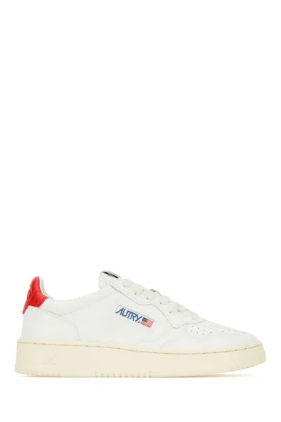 AUTRY 'MEDALIST' WHITE LOW TOP SNEAKERS WITH CONTRASTING HEEL TAB IN LEATHER WOMAN