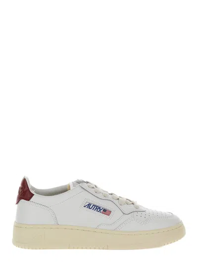 AUTRY MEDALIST WHITE LOW TOP SNEAKERS WITH CONTRASTING HEEL TAB IN LEATHER WOMAN