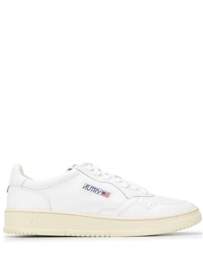 AUTRY 'MEDALIST' WHITE LOW TOP SNEAKERS WITH LOGO DETAIL IN LEATHER MAN