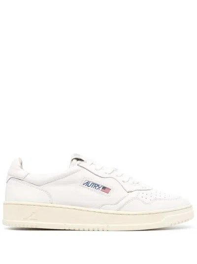 AUTRY 'MEDALIST' WHITE LOW TOP SNEAKERS WITH LOGO DETAIL IN LEATHER MAN