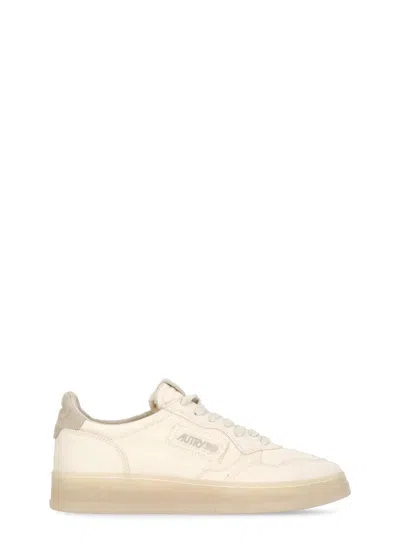 Autry Medalist Low Sneakers In Neutral