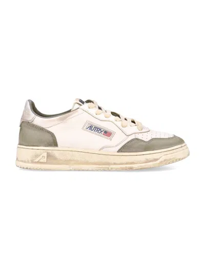 AUTRY AUTRY MEDALIST LOW SUPER VINTAGE SNEAKERS IN WHITE, SILVER, AND HUNTER GREEN LIZARD SUEDE
