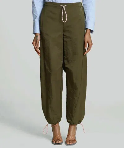 Avec Les Filles Drawcord Barrel Leg Joggers In Olive In Green