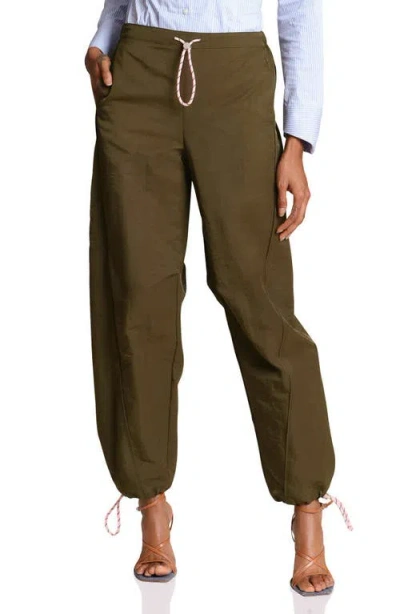 Avec Les Filles Drawcord Barrel Leg Pants In Green