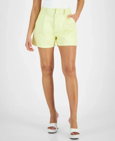 Avec Les Filles Women's Faux-leather Pleated Shorts In Citrus Mist