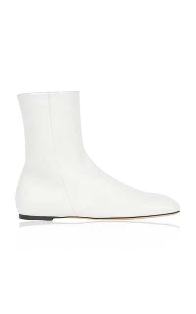 A.w.a.k.e. Moda Operandi In White