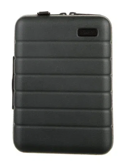 Pre-owned Away Cosmetic Bags In Black