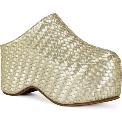 Azalea Wang Teatree Platform Clog In Gold