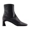 Balenciaga Elegant Leather Flat Shoes In Black