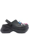 Balenciaga Mule Crocs Con Iconici Charm Jibbitz Rimovibili In Schwarz