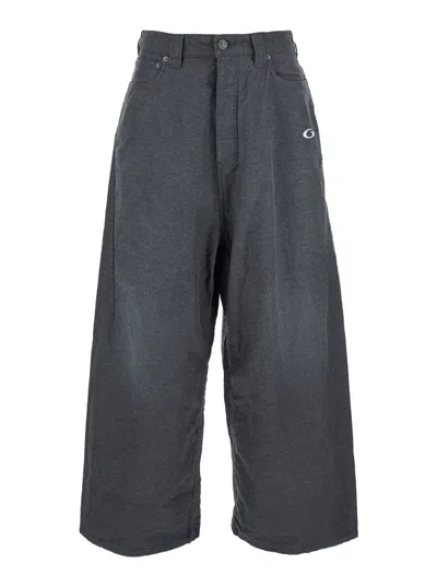 BALENCIAGA BALENCIAGA MEN GREY OVERSIZE PANTS WITH LOGO DETAIL ON THE FRONT AND LOGO PATCH ON THE REAR IN COTTO