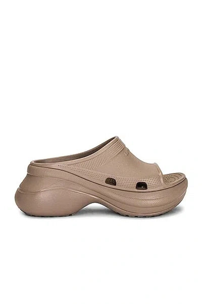 Balenciaga Sandali Bassi Pool Crocs Da Donna In Beige