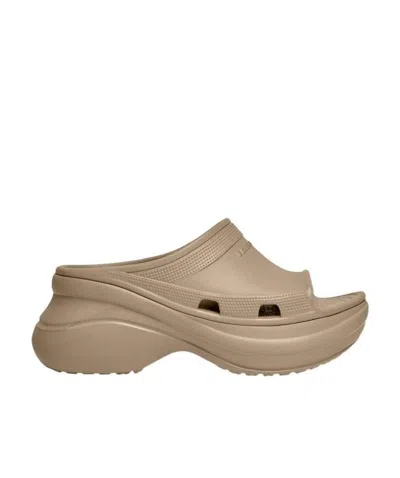 Balenciaga Sandali Bassi Pool Crocs Da Uomo In Beige In Brown