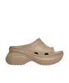 Balenciaga Sandali Bassi Pool Crocs Da Donna In Beige In Nude