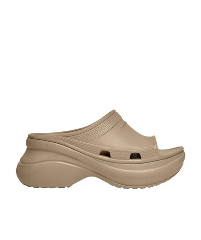 Balenciaga Sandali Bassi Pool Crocs Da Donna In Beige