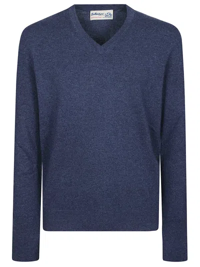 Ballantyne Plain Fitted V-neck Cashmere Sweater In Gray