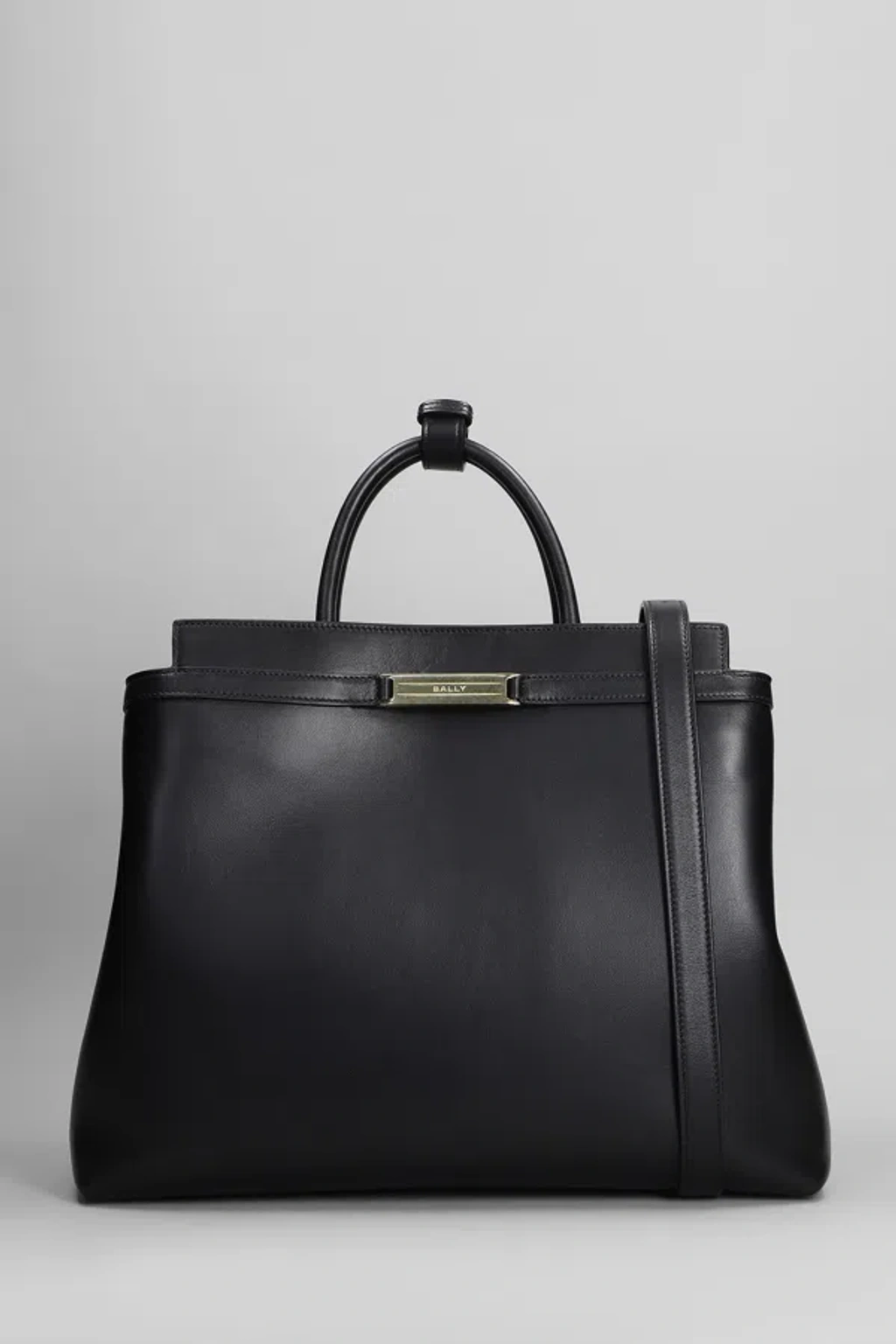 【送料&関税込】Bally Deco Daily S Shoulder Bag In Black Lea Bally Deco Daily Shoulder Bag In Black Leather | ModeSens
