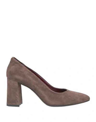 Bally Woman Pumps Dark Brown Size 7.5 Leather