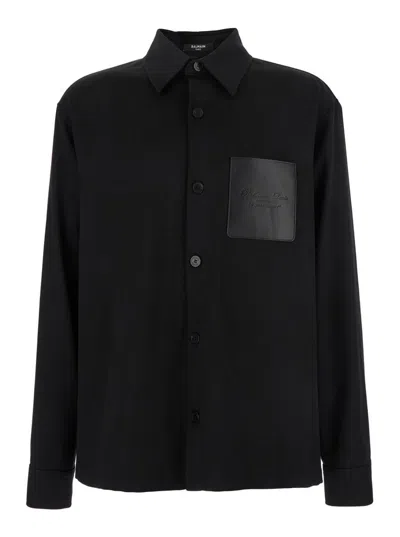 BALMAIN BLACK SHIRT WITH CLASSIC COLLAR AND LOGO DETAIL ON THE POCKET IN WOOL STRETCH MAN