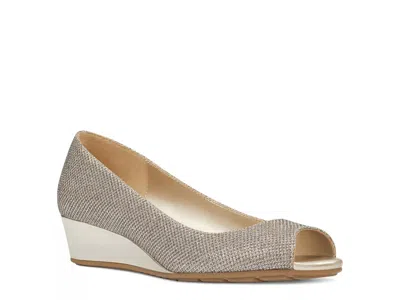 Bandolino Candra Wedge Pump In Neutral